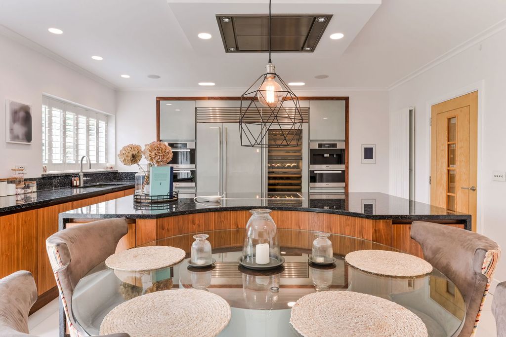 Property photo 3 of 25