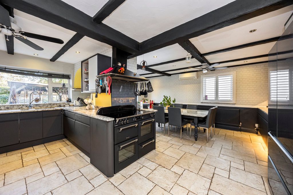 Property photo 2 of 26 Kitchen/Breakfast