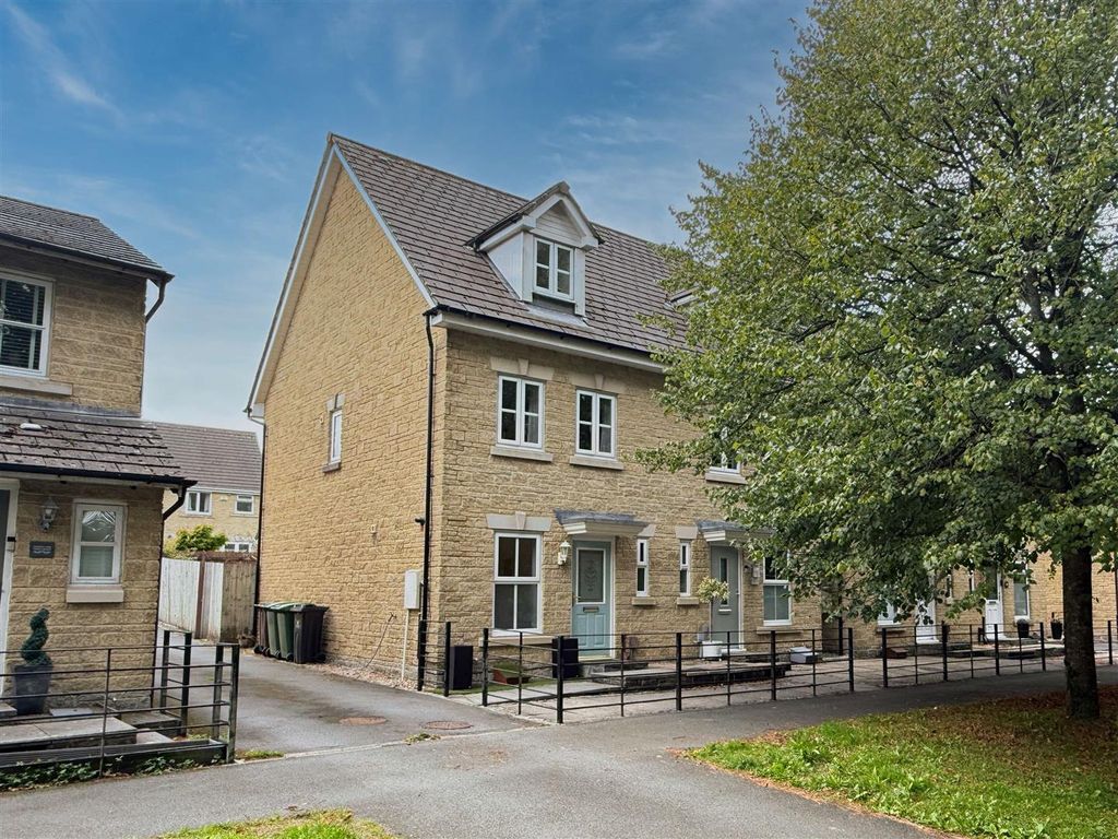 Property photo 1 of 18 Frobisher Approach 22 - Front.Jpg