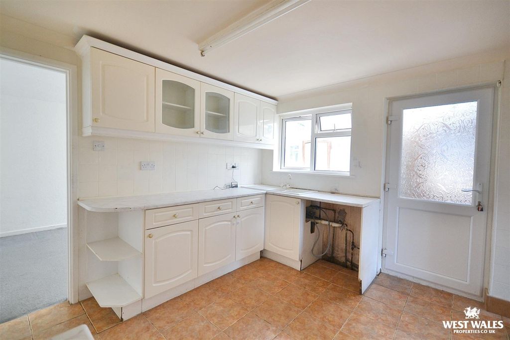 Property photo 3 of 24 Kitchen