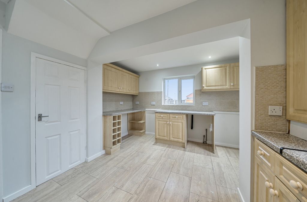 Property photo 3 of 20 1363029-4-68Deb0A...