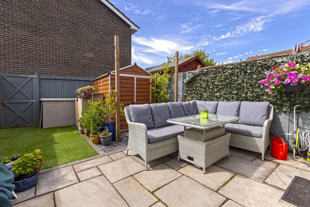 Property photo 2 of 15 Galsworthy Close_13.Jpg