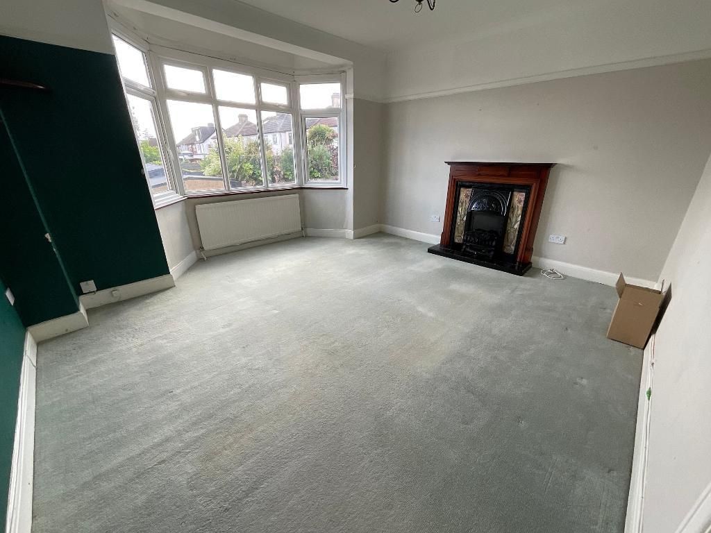 Property photo 3 of 18 Living Room 13'6 x 13'5