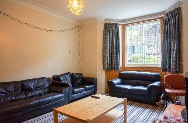 Property photo 2 of 15 Bright Communal Living Room With Comfortable Leath...