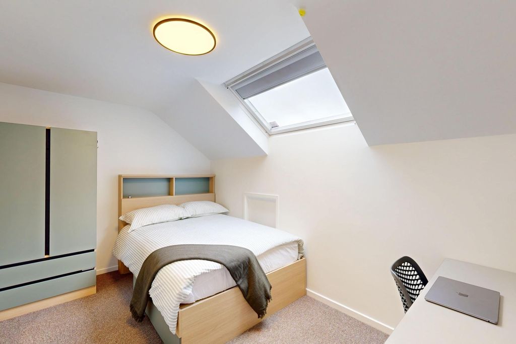 Property photo 3 of 16 Bright, Tidy Double Bedroom With A Comfortable Dou...