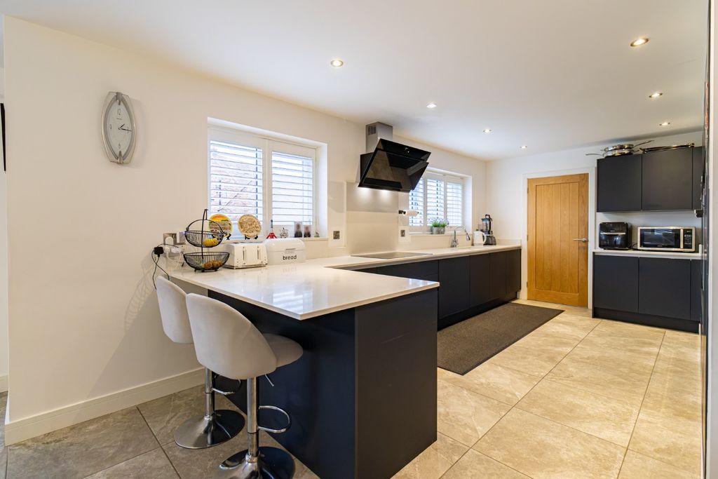 Property photo 3 of 33 4596344