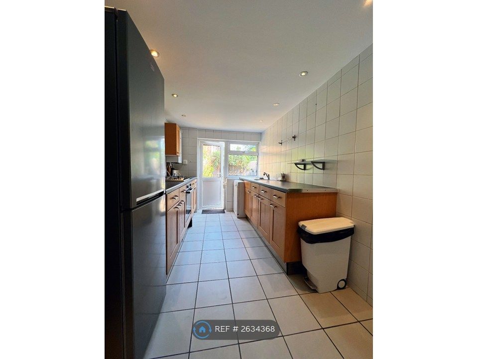 Property photo 3 of 10 Kitchen
