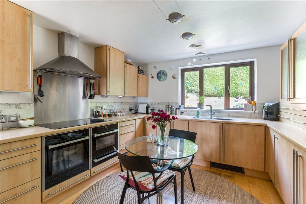 Property photo 3 of 20 Kitchen/Breakfast