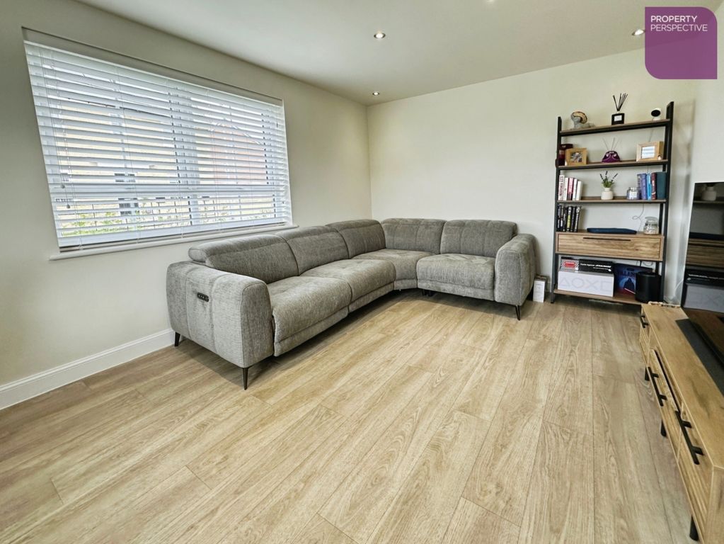 Property photo 3 of 18 Lounge