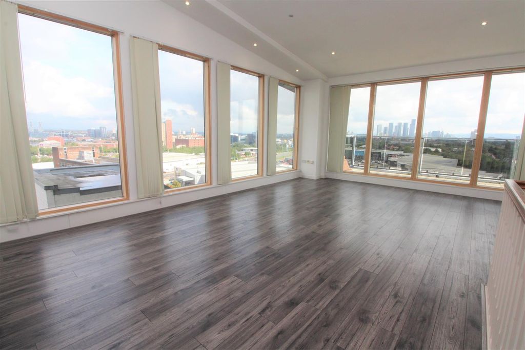 Property photo 3 of 17 Reception