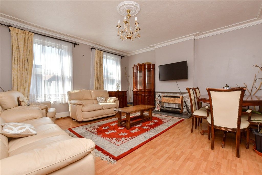 Property photo 2 of 12 Lounge