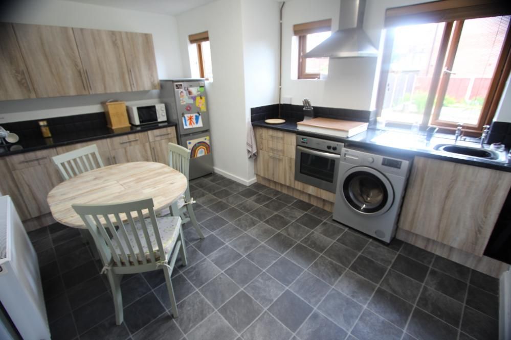Property photo 3 of 10 Kitchen