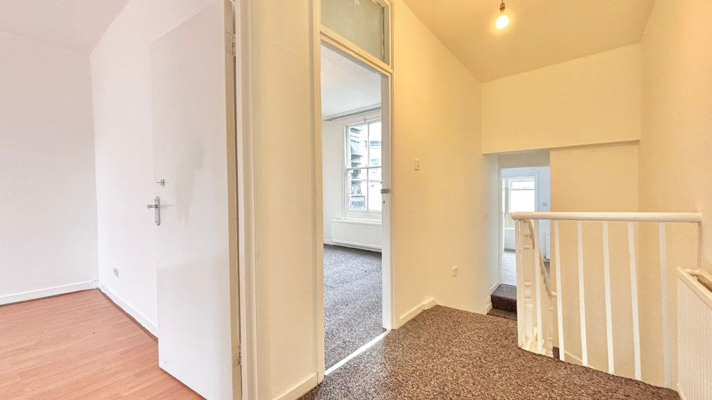 Property photo 1 of 7 Landing