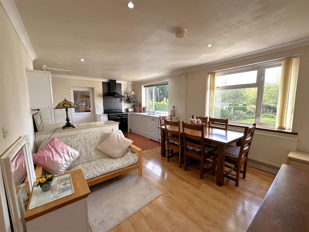 Property photo 2 of 24 Open-Plan Dining Kitchen 009