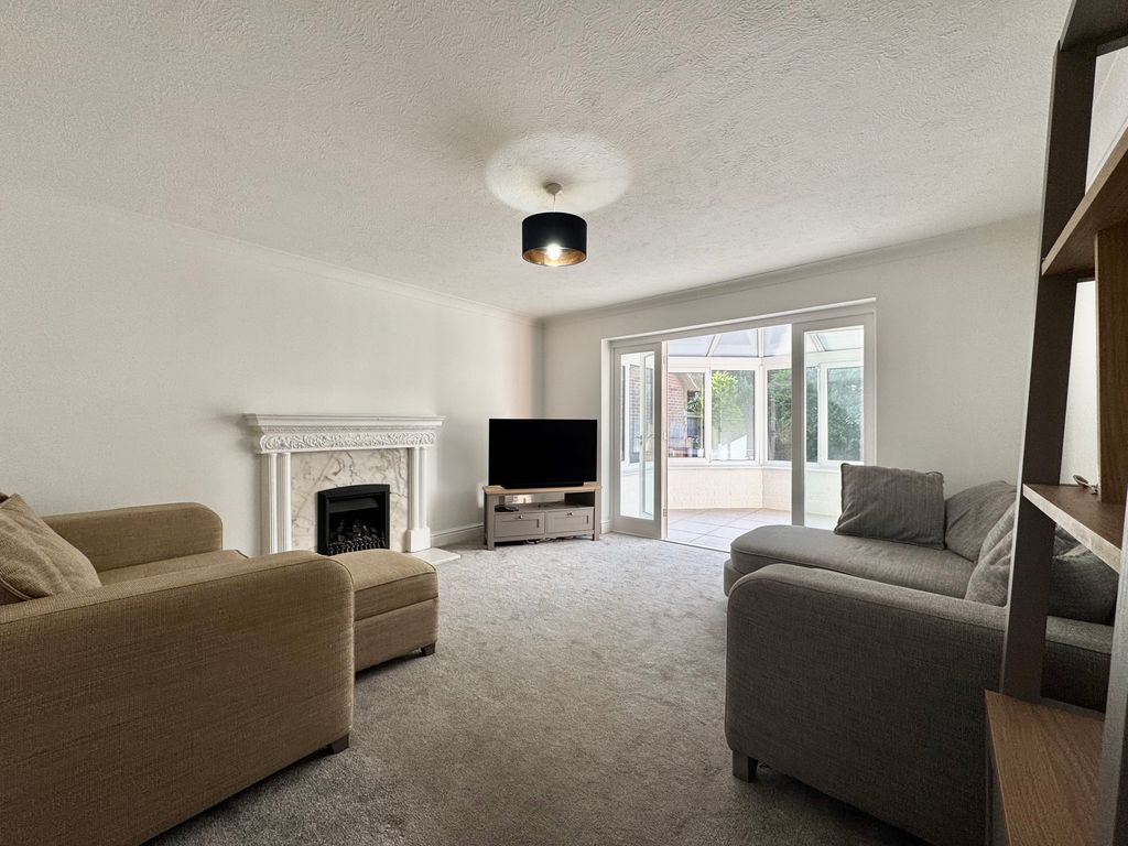 Property photo 3 of 19 Lounge