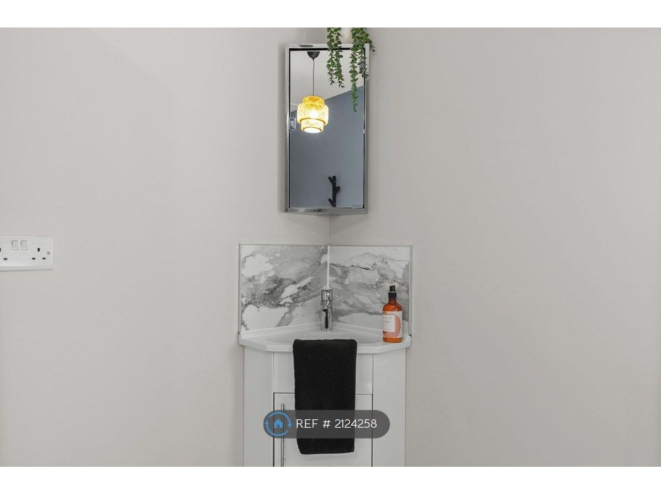 Property photo 3 of 14 Handbasin In Room 3