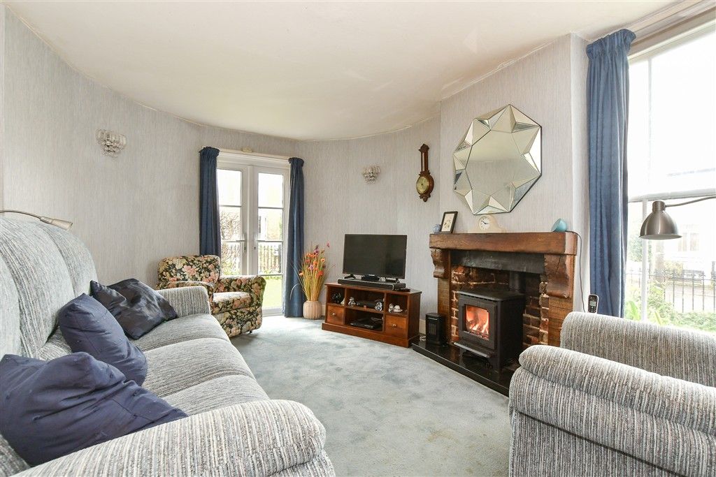 Property photo 3 of 12 Lounge