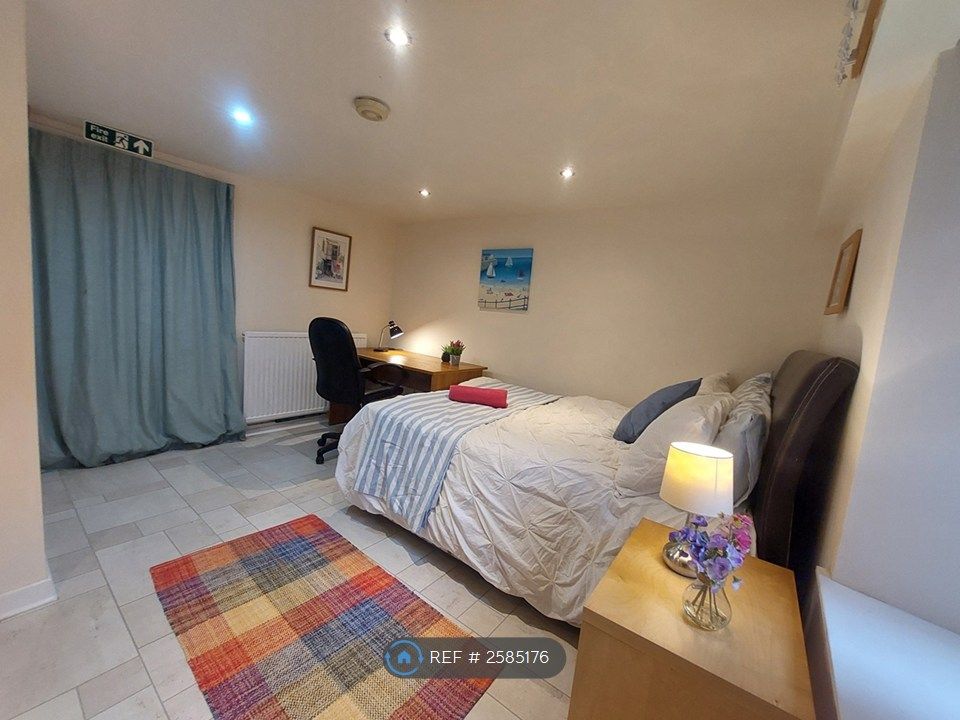 Property photo 2 of 15 Room 2 (Double Room) - £595/Mo