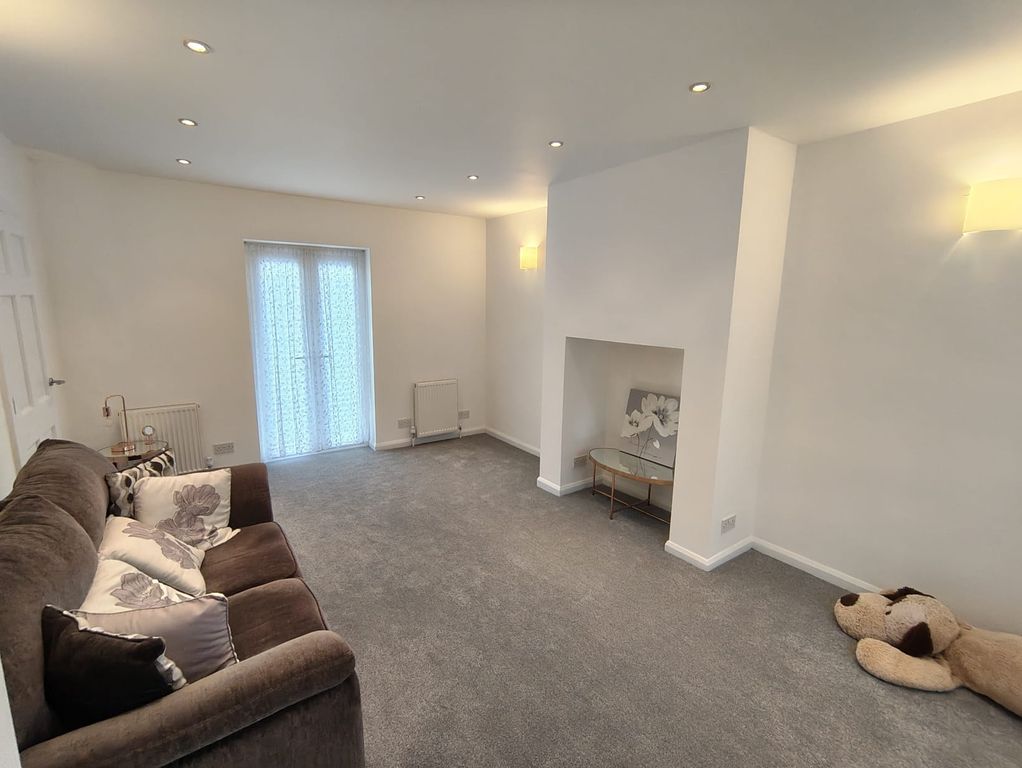Property photo 2 of 18 Lounge