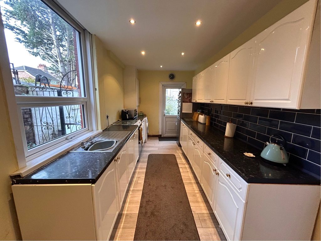 Property photo 3 of 17 Kitchen