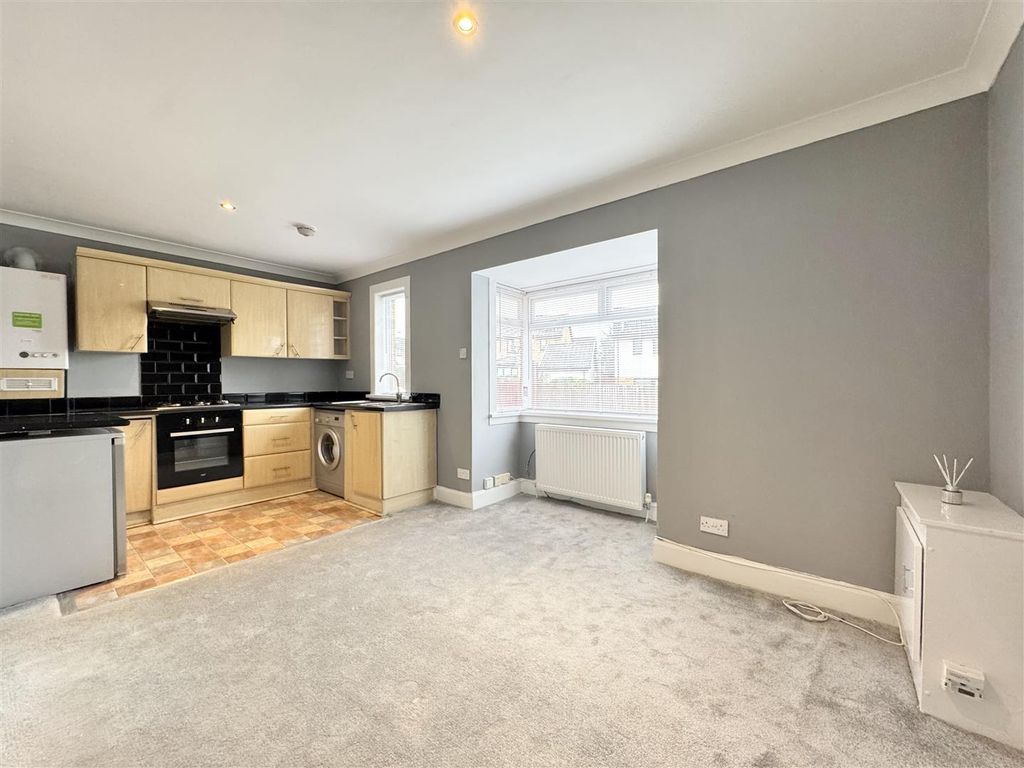 Property photo 3 of 11 Kitchen/Lounge