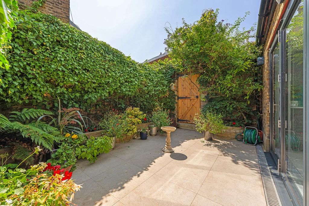 Property photo 2 of 21 Garden (2).Jpg