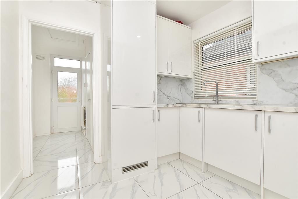 Property photo 2 of 9 Kitchen
