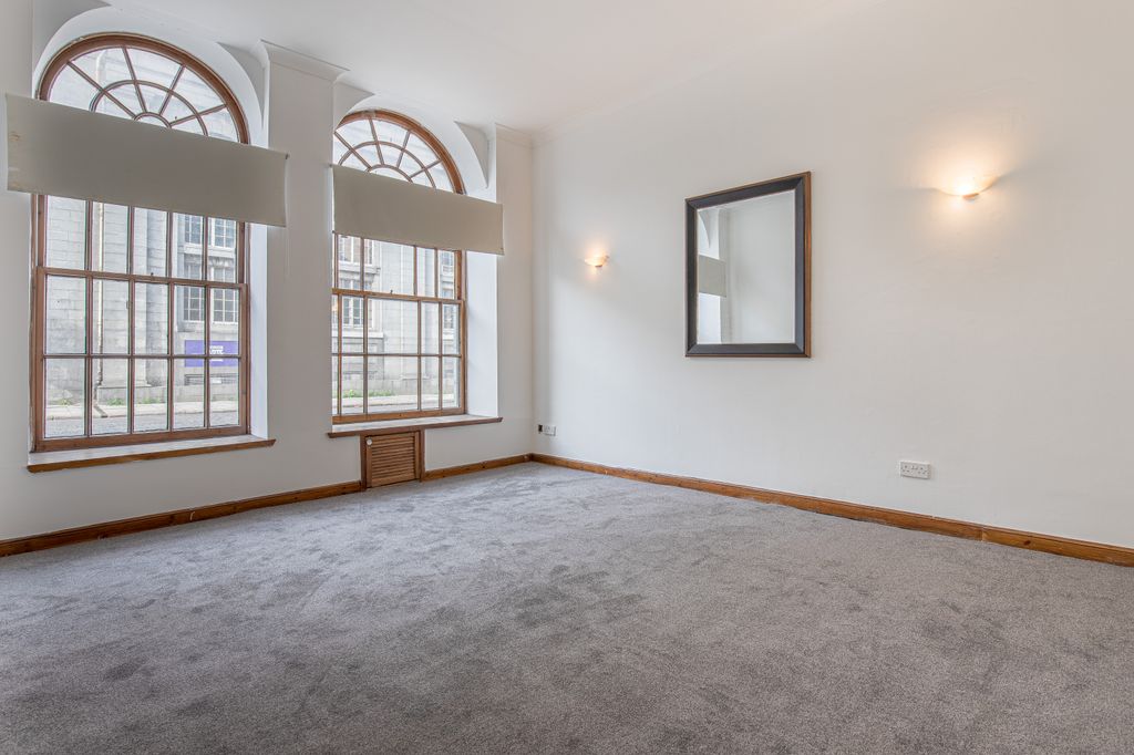 Property photo 1 of 16 Livingangle1