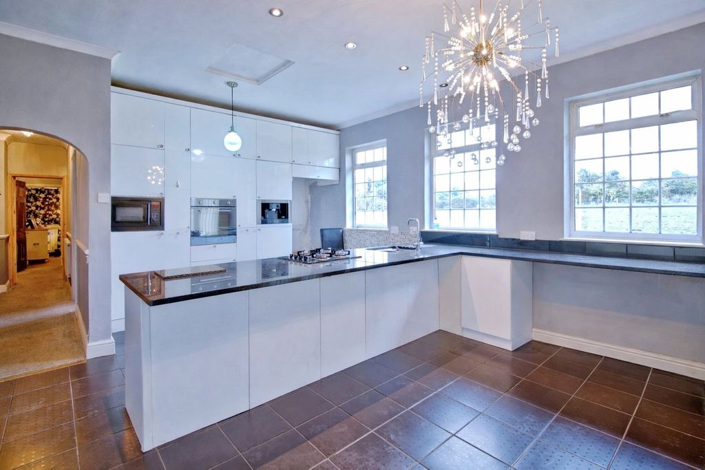 Property photo 2 of 32