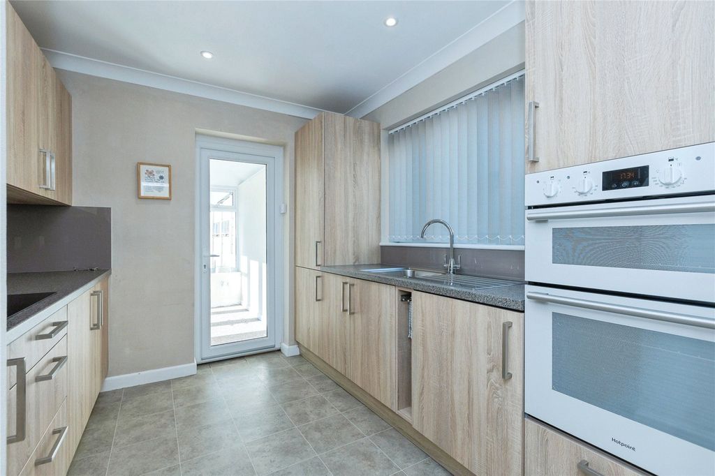 Property photo 3 of 19 Kitchen