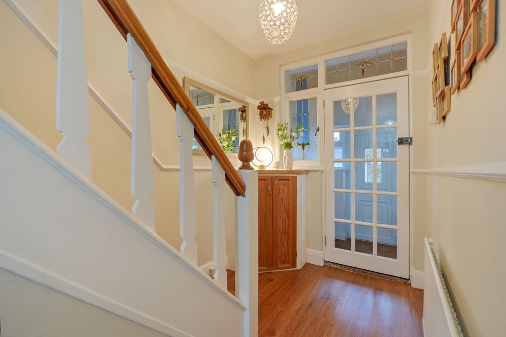 Property photo 2 of 27 Entrance Hallway