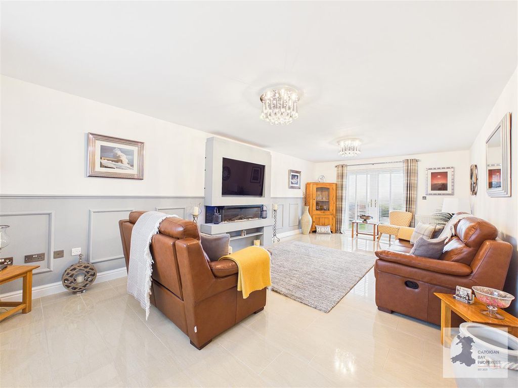 Property photo 3 of 43 Lounge