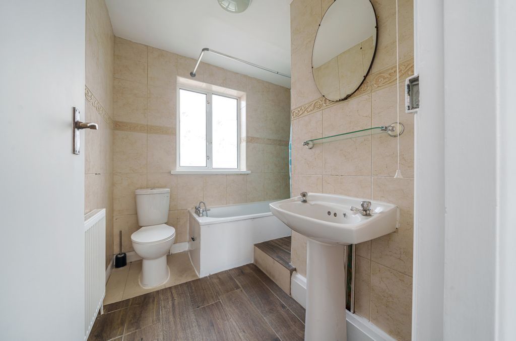 Property photo 2 of 9 Bathroom
