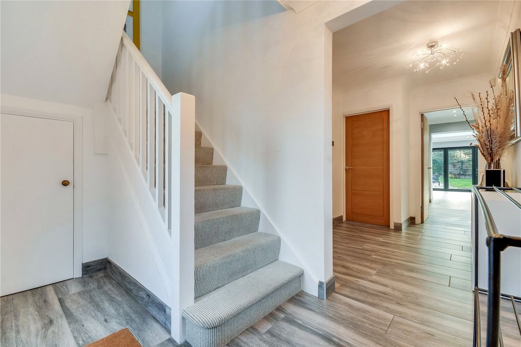 Property photo 2 of 23 Entrance Hall