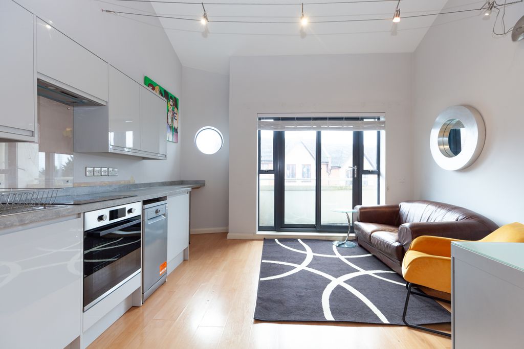 Property photo 1 of 8 Living Room/Kitchen