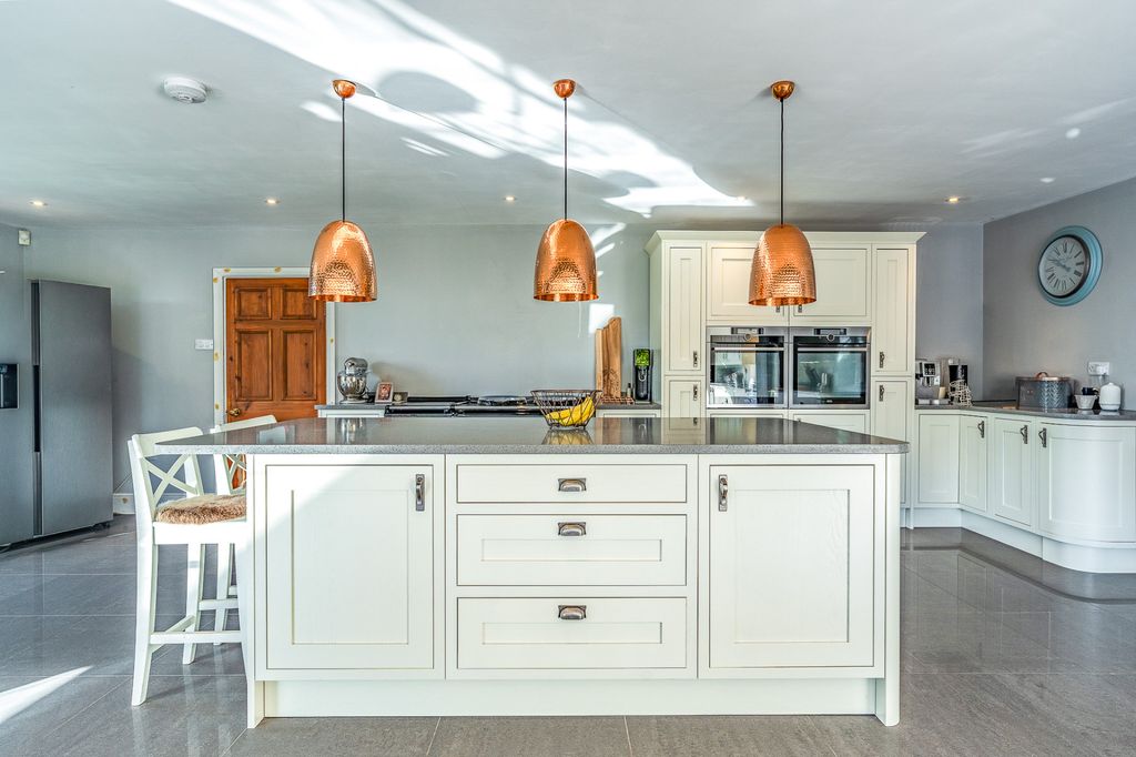 Property photo 3 of 33