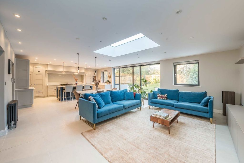 Property photo 2 of 8