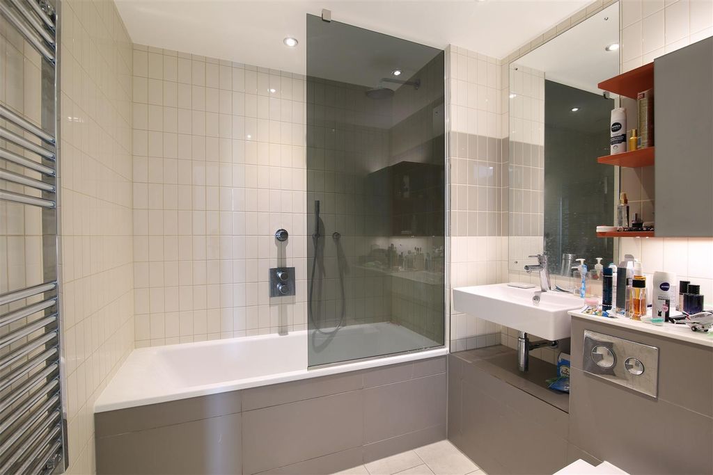 Property photo 2 of 9 Bathroom.Jpeg