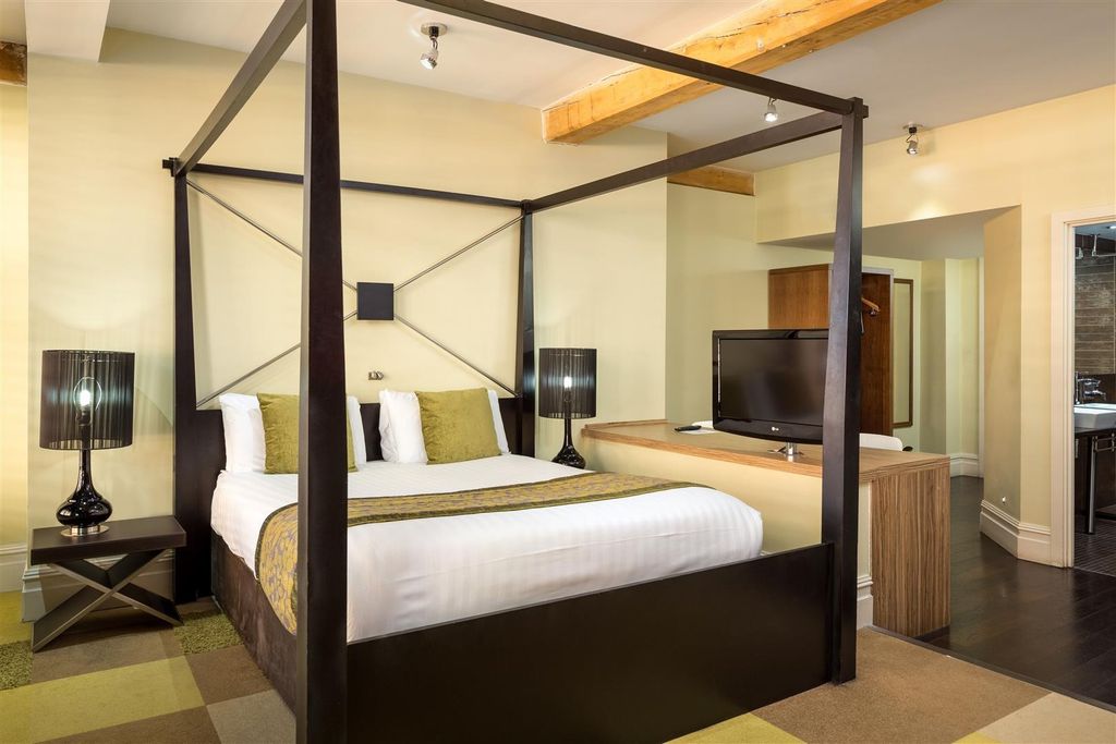 Property photo 1 of 5 Stylish Four-Poster Bedroom With Modern Decor...