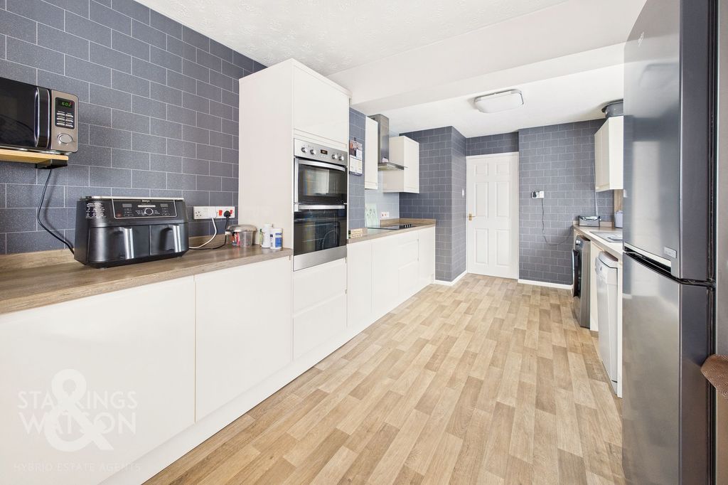 Property photo 3 of 33