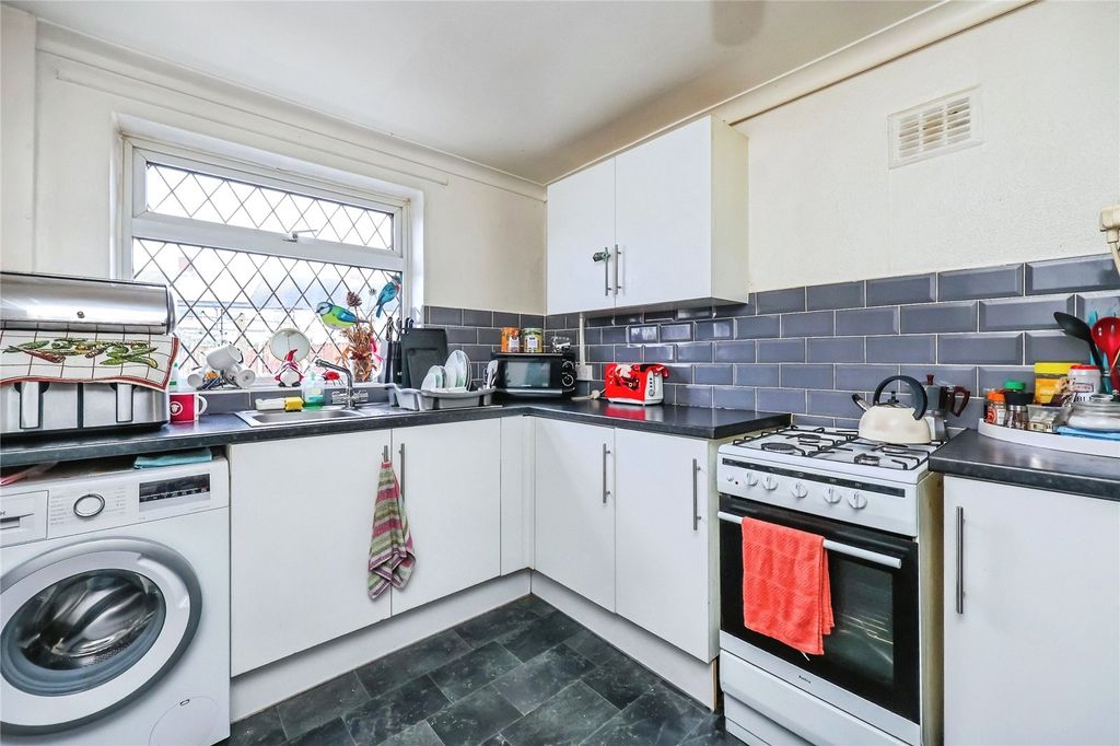 Property photo 2 of 12 Fitted Kitchen