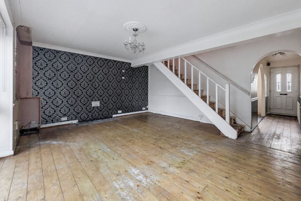 Property photo 3 of 18 28 Freshfields, Croydon, Cr0 7Qs