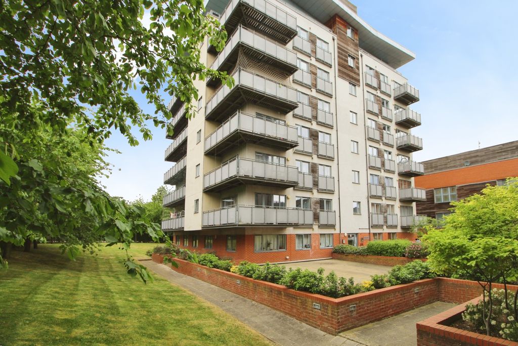 Property photo 1 of 18 Two Double Bedroom 2nd Floor Flat To Rent