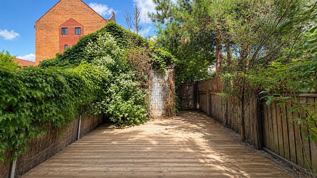 Property photo 3 of 18 Manchester Rd, E14 (Massive House) For Sale By Bar