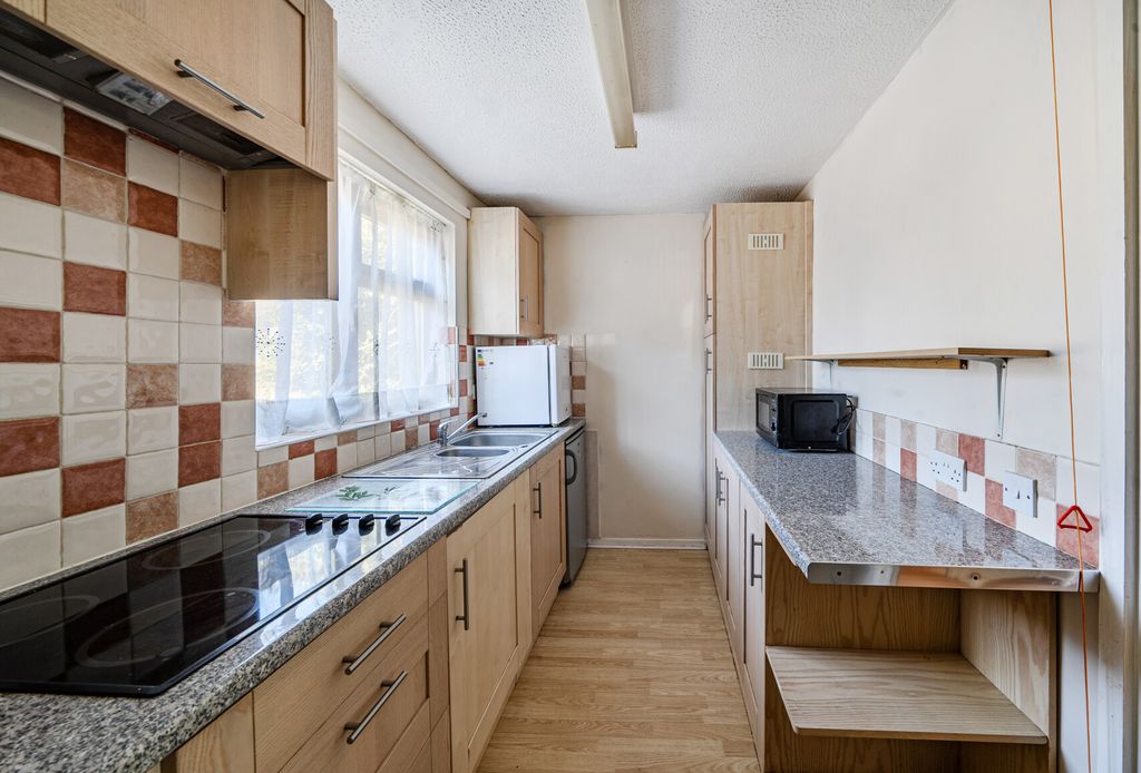 Property photo 3 of 9 1439237-8-69ce9dc...