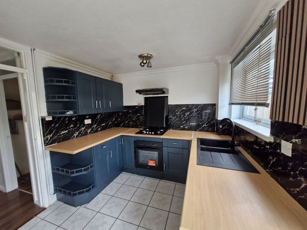 Property photo 2 of 6 Kitchen