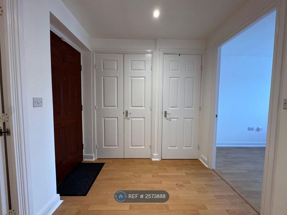 Property photo 3 of 11 Flat Hallway