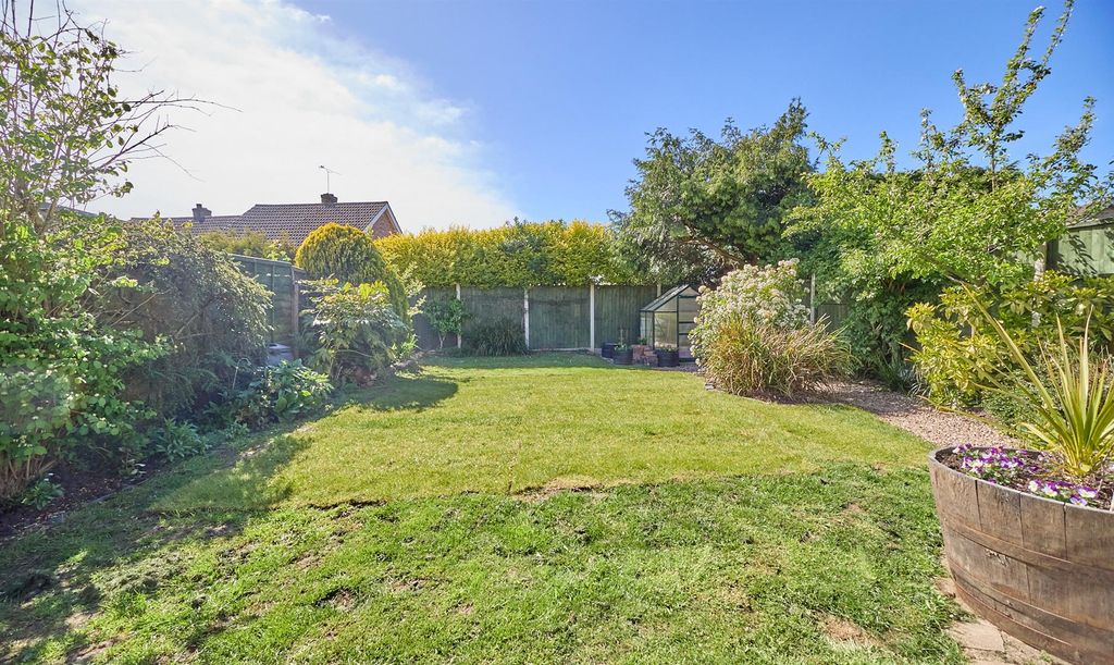 Property photo 3 of 19 Bute Close_8.Jpg