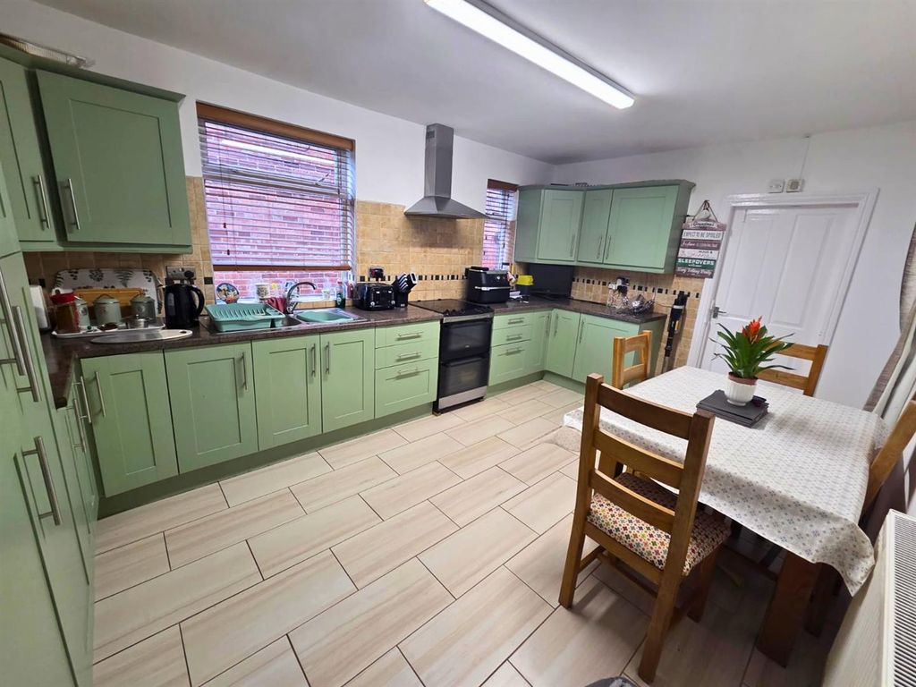Property photo 3 of 17 6 Larch - Kitchen 2.Jpg