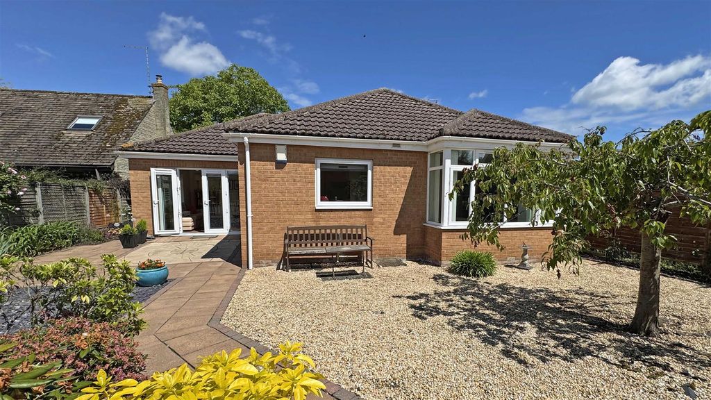 Property photo 1 of 16 Peakirk Road, Stamford